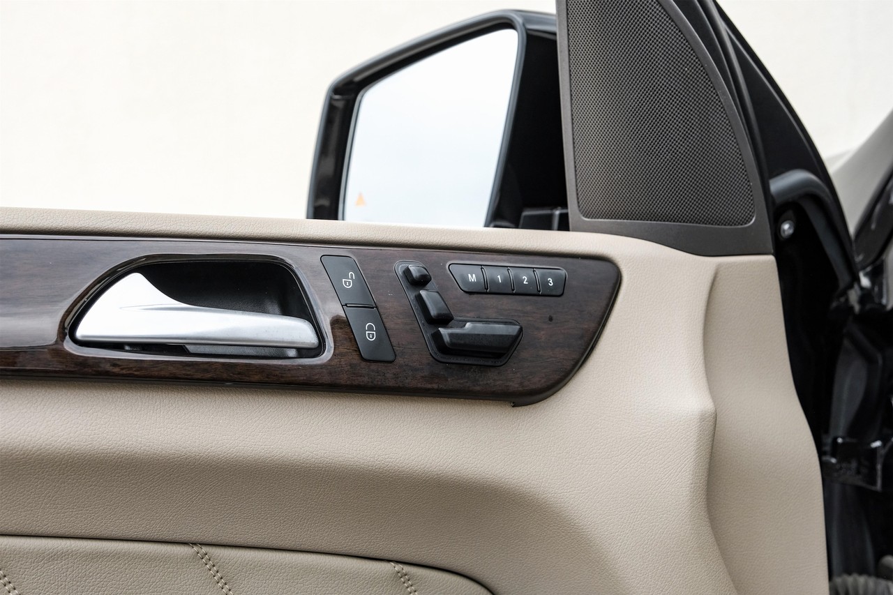 Mercedes-Benz GL 350 Vehicle Main Gallery Image 41