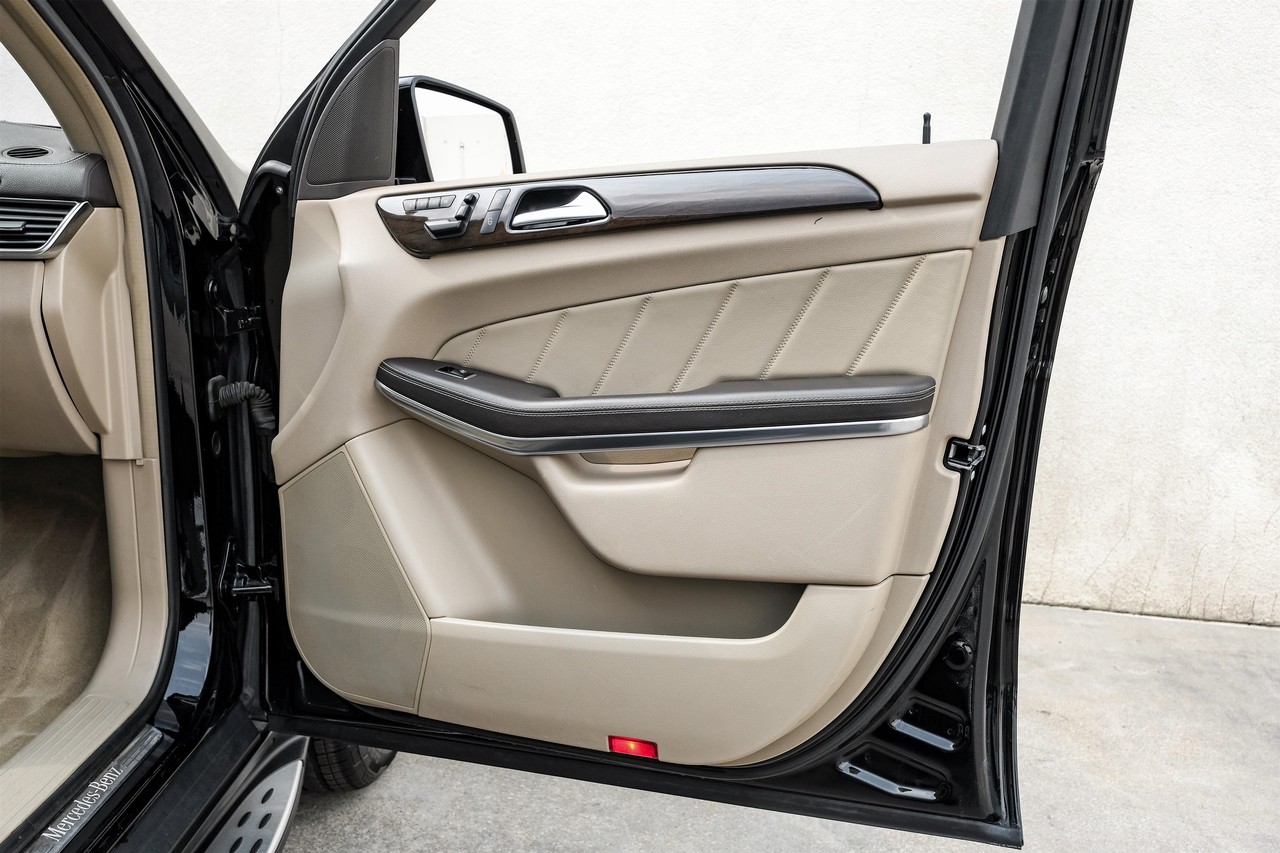 Mercedes-Benz GL 350 Vehicle Main Gallery Image 42