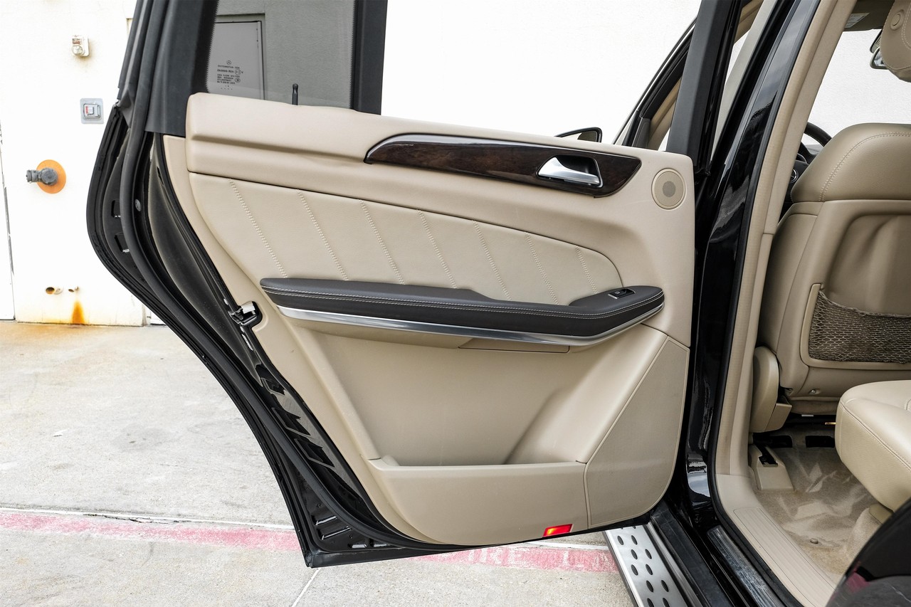 Mercedes-Benz GL 350 Vehicle Main Gallery Image 43