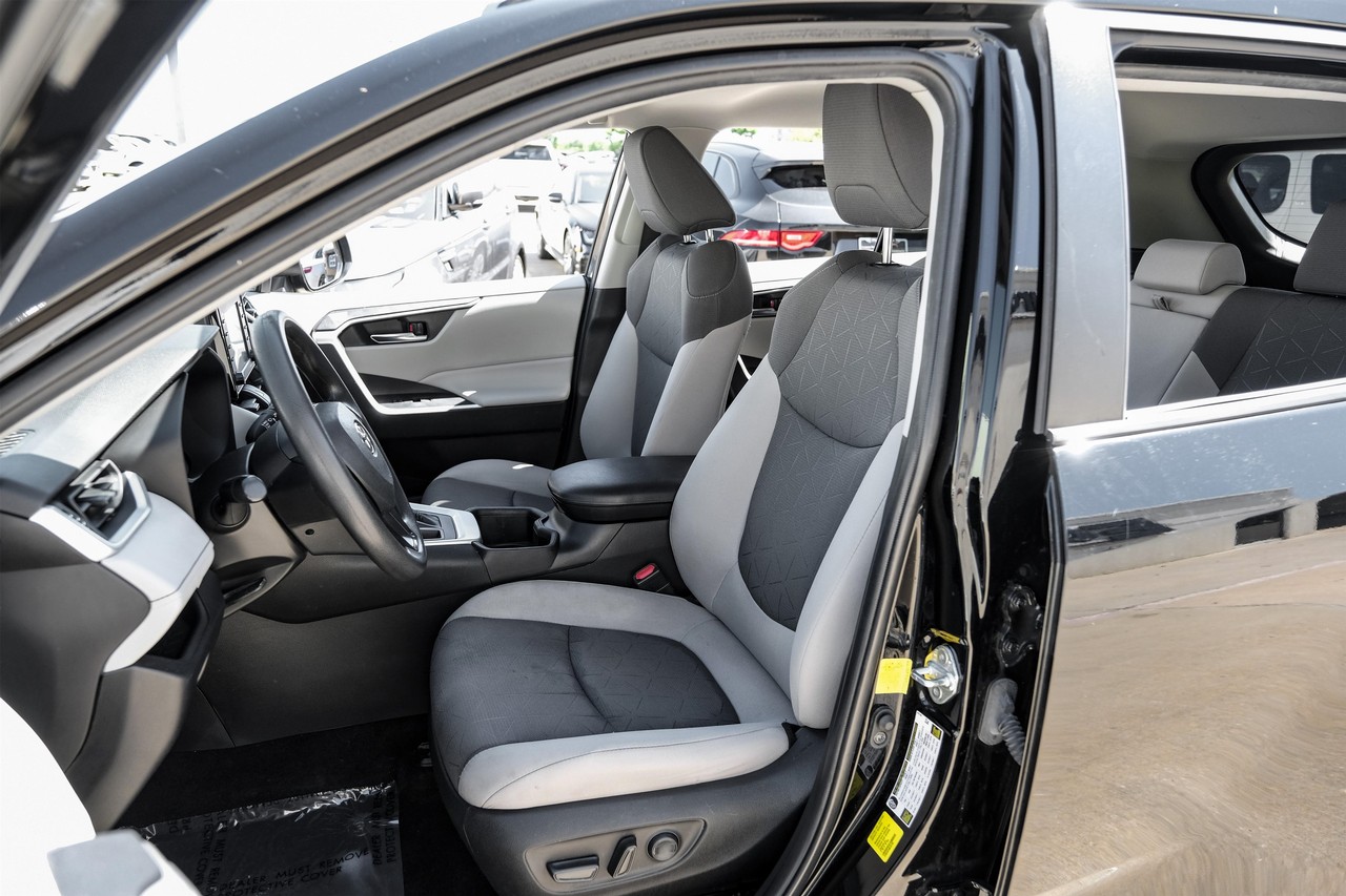 Toyota RAV4 Vehicle Main Gallery Image 04