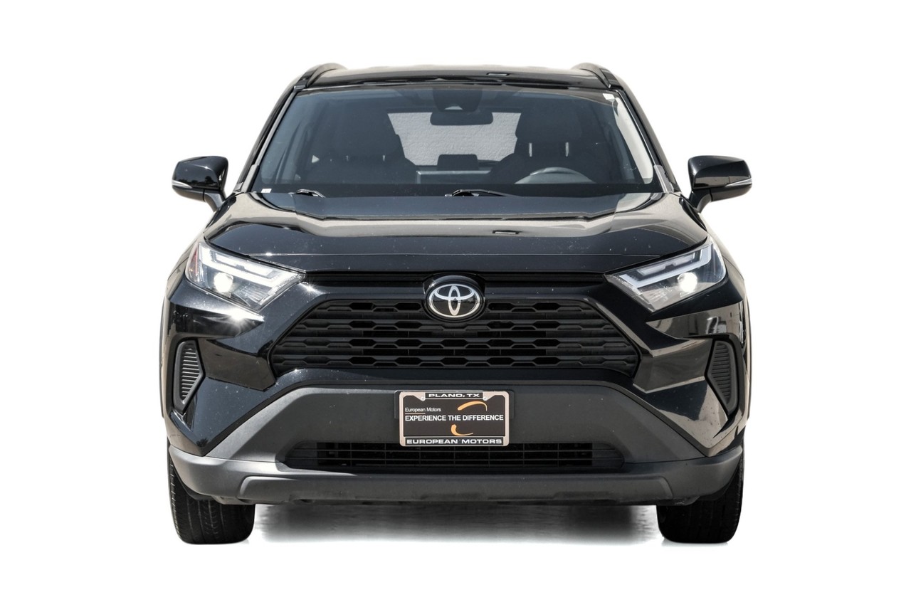 Toyota RAV4 Vehicle Main Gallery Image 05