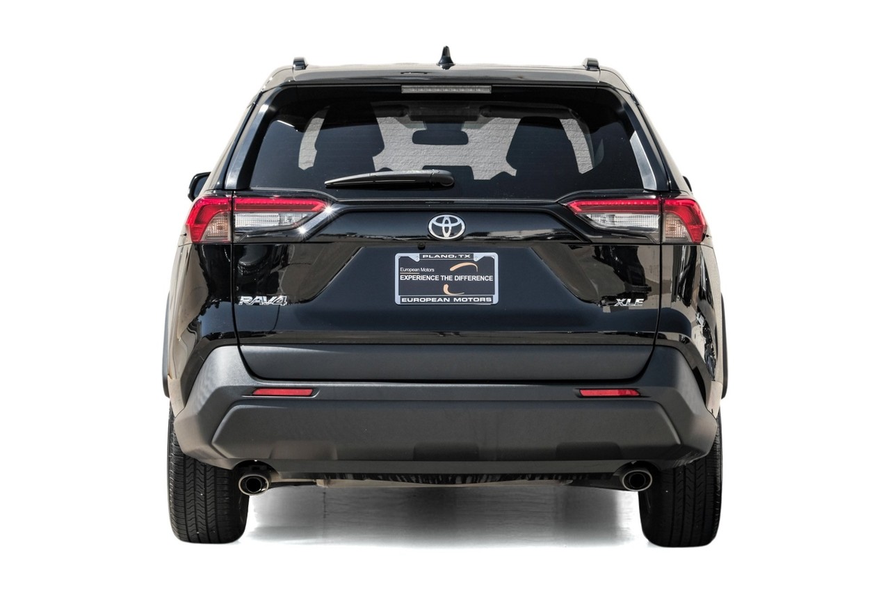Toyota RAV4 Vehicle Main Gallery Image 09