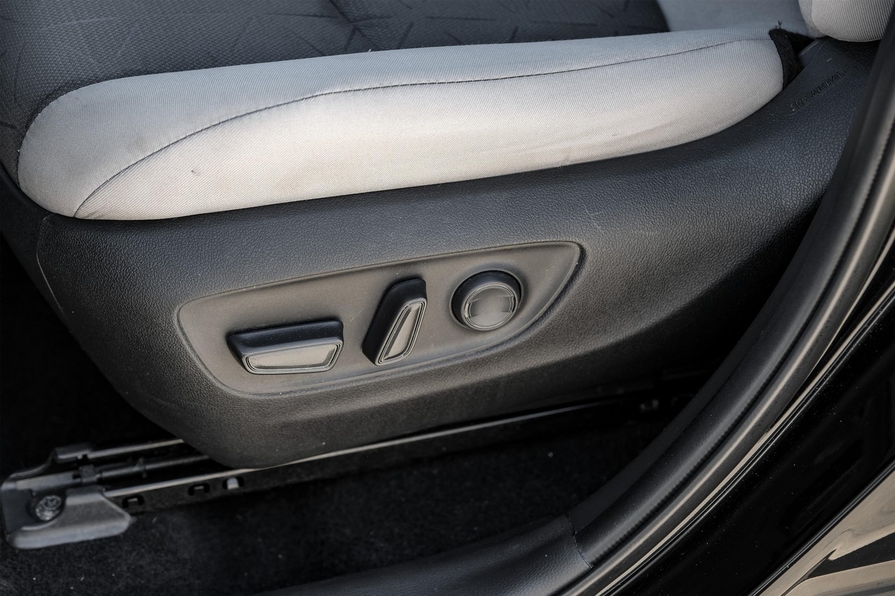 Toyota RAV4 Vehicle Main Gallery Image 31