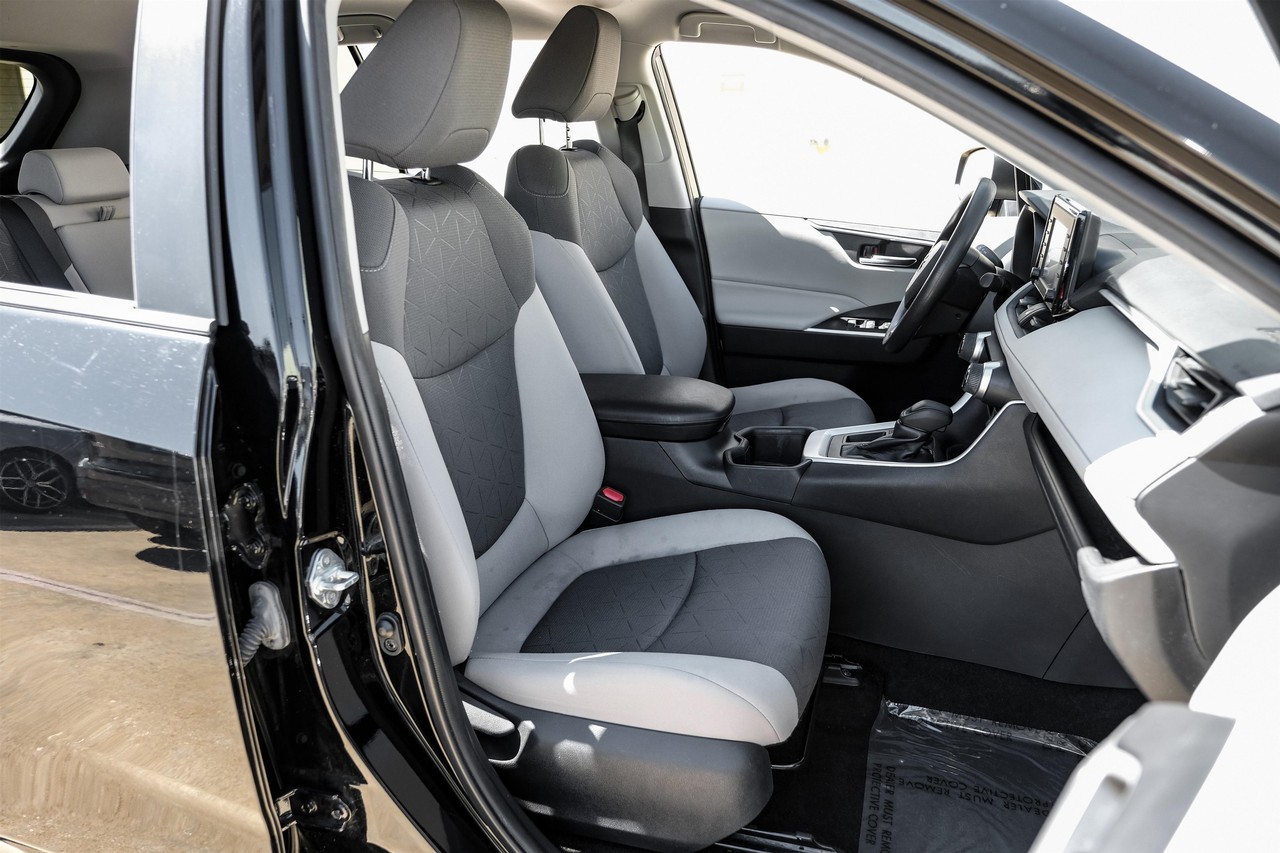 Toyota RAV4 Vehicle Main Gallery Image 32