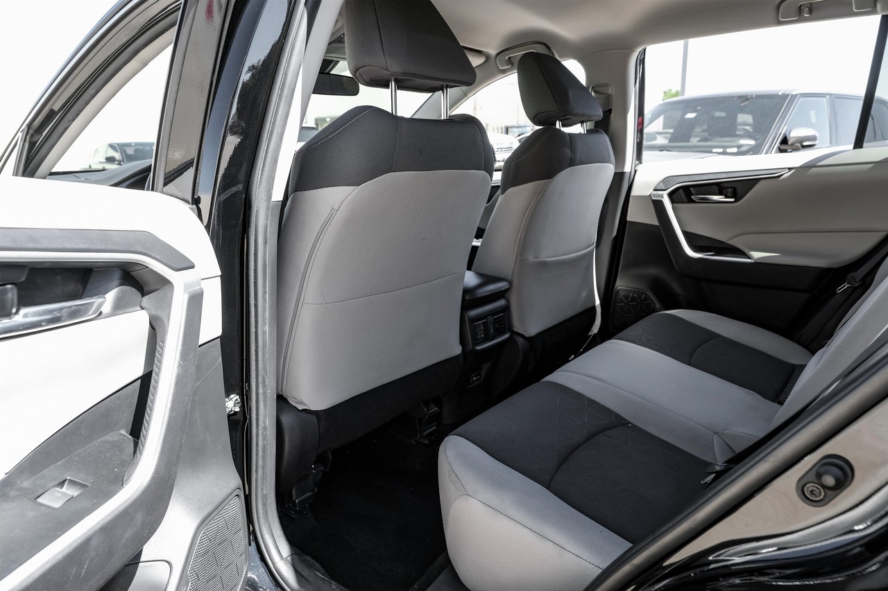 Toyota RAV4 Vehicle Main Gallery Image 35