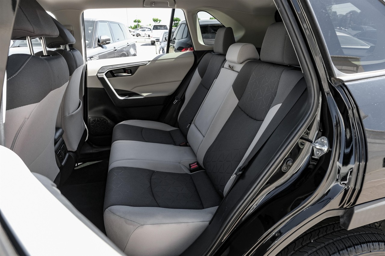 Toyota RAV4 Vehicle Main Gallery Image 36
