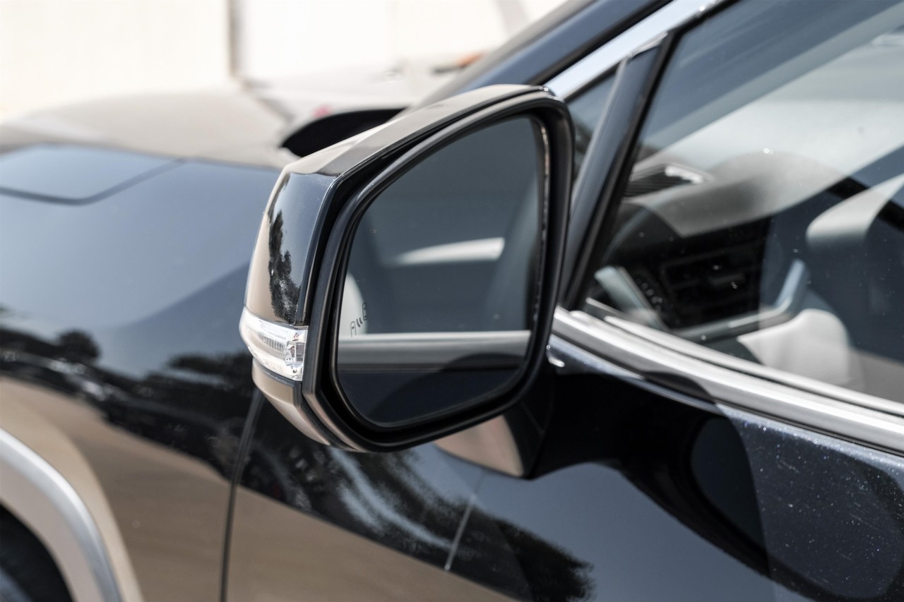 Toyota RAV4 Vehicle Main Gallery Image 38