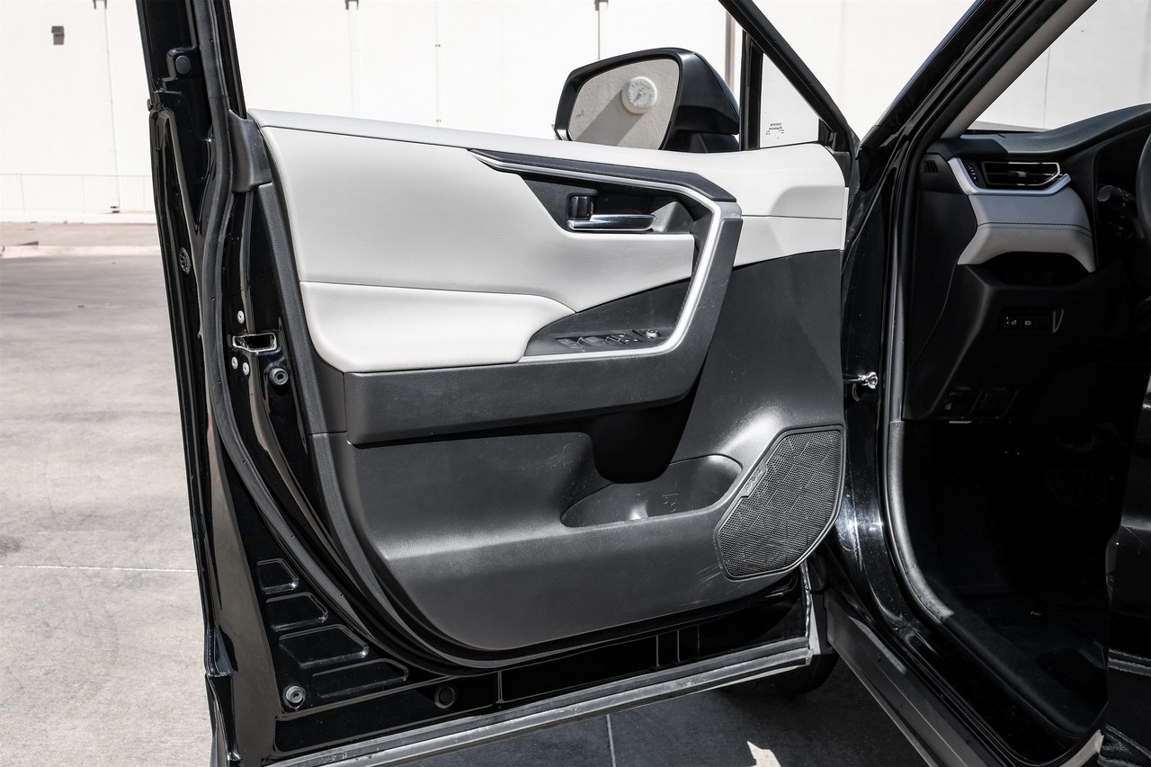 Toyota RAV4 Vehicle Main Gallery Image 39