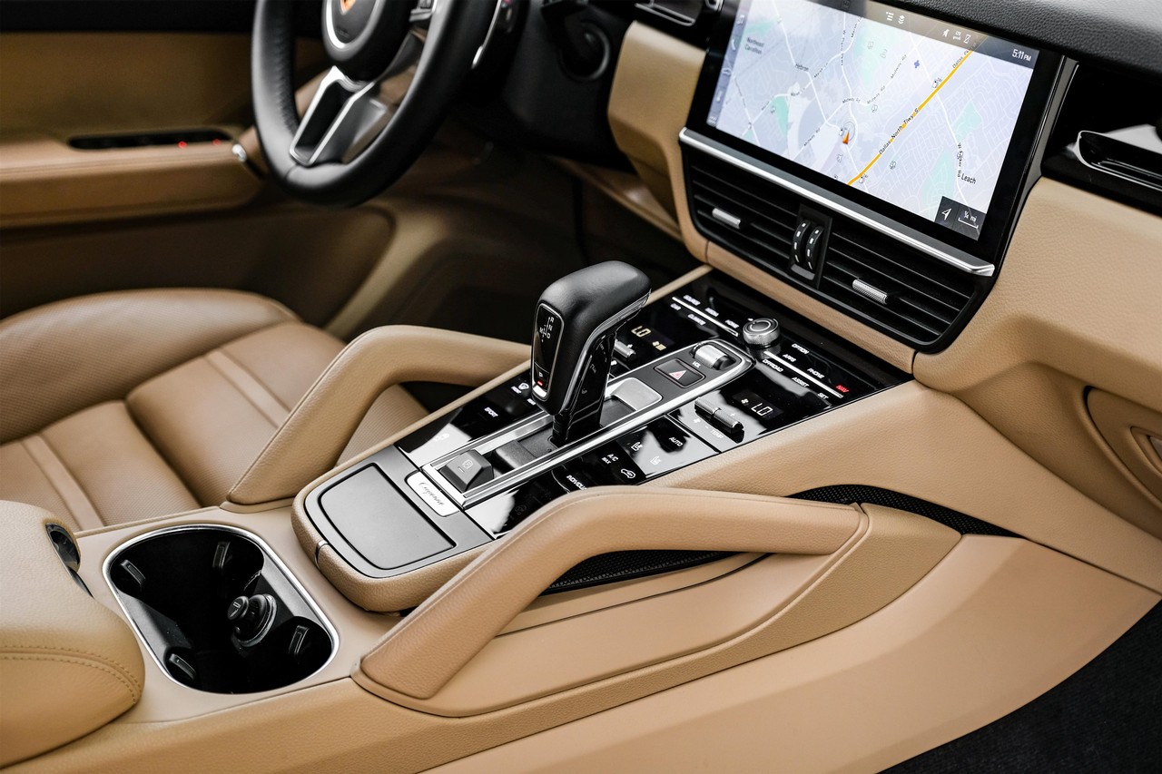Porsche Cayenne Vehicle Main Gallery Image 23