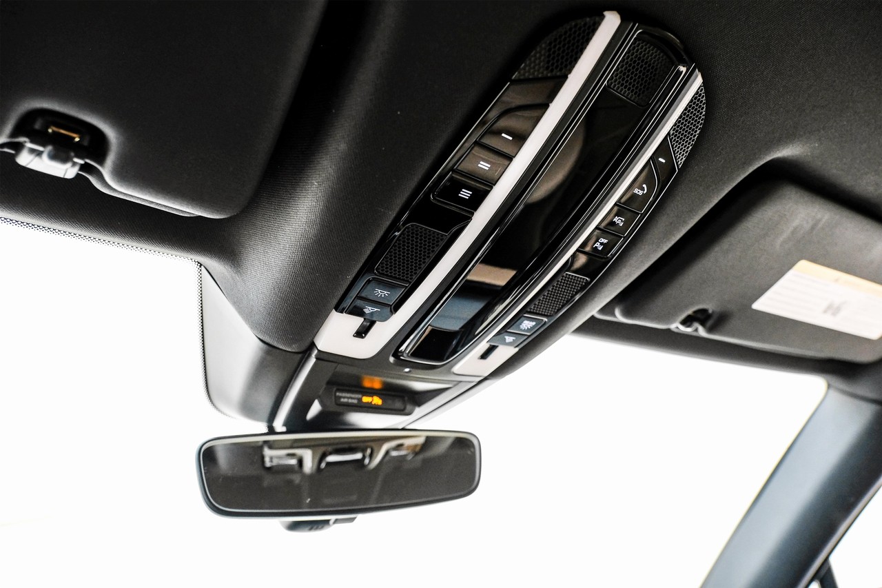 Porsche Cayenne Vehicle Main Gallery Image 27