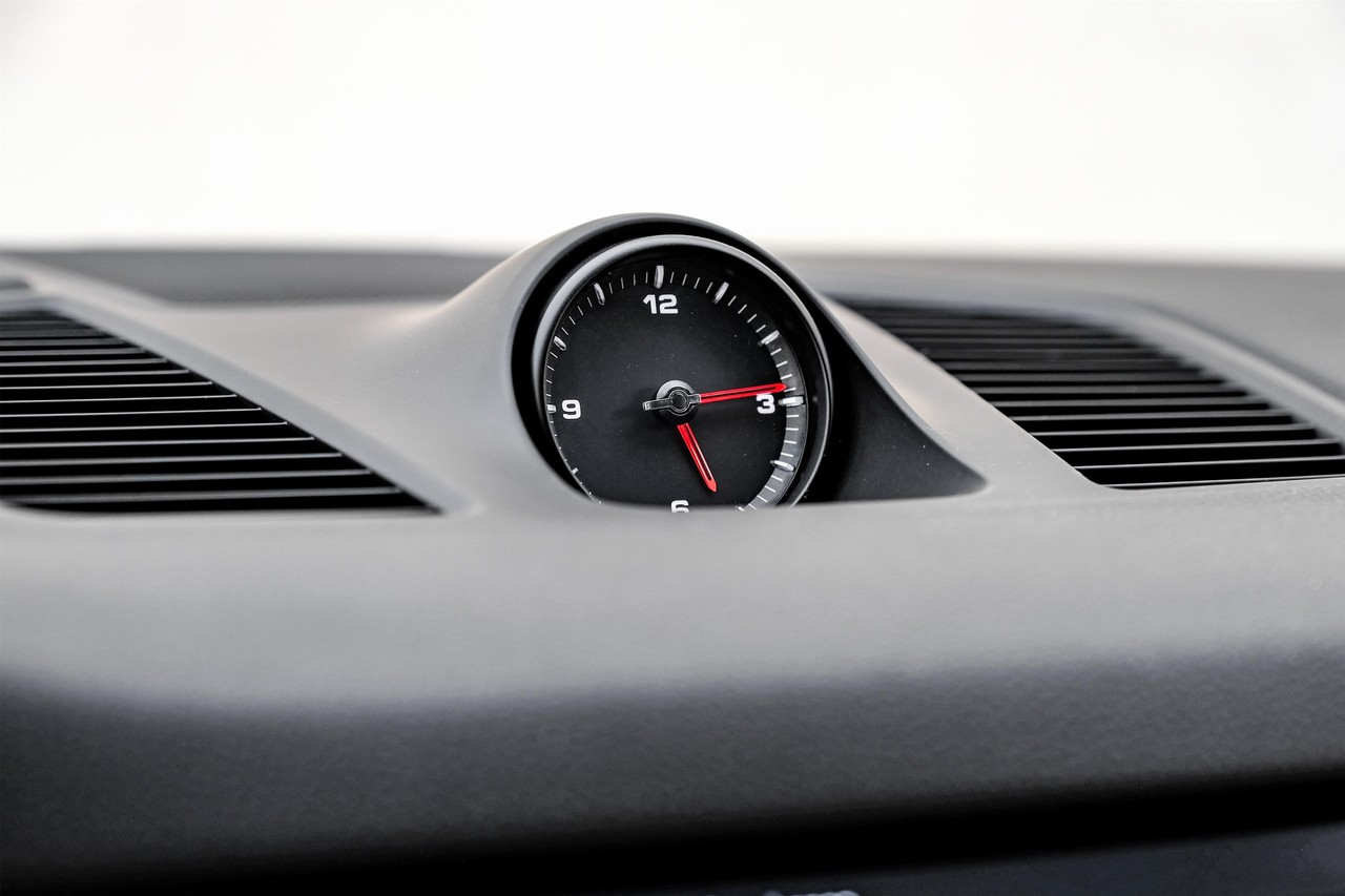 Porsche Cayenne Vehicle Main Gallery Image 28