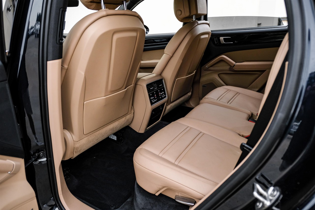 Porsche Cayenne Vehicle Main Gallery Image 34