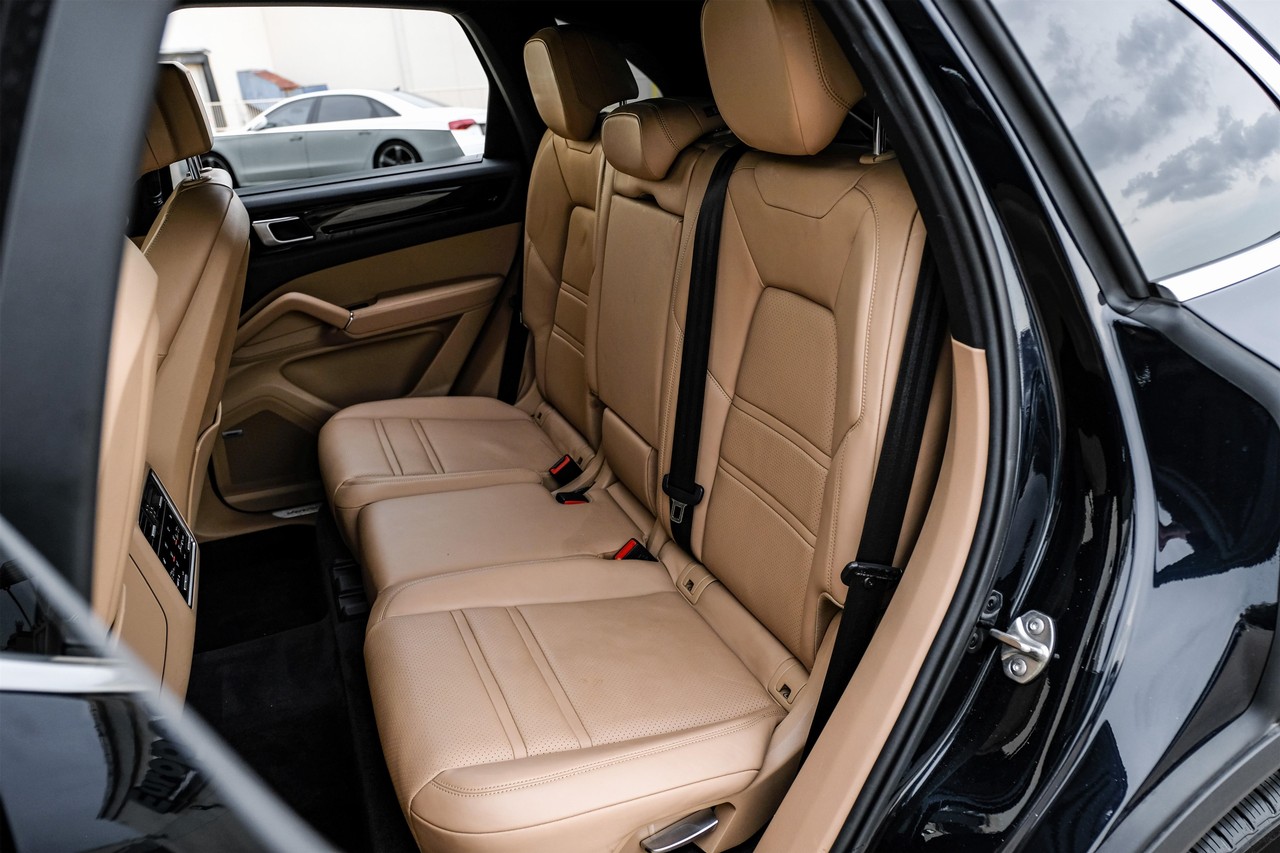Porsche Cayenne Vehicle Main Gallery Image 35