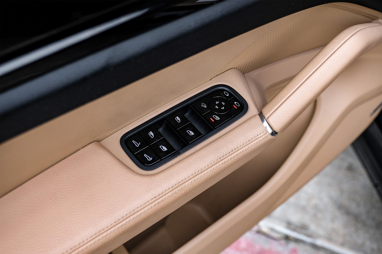 Porsche Cayenne Vehicle Main Gallery Image 39
