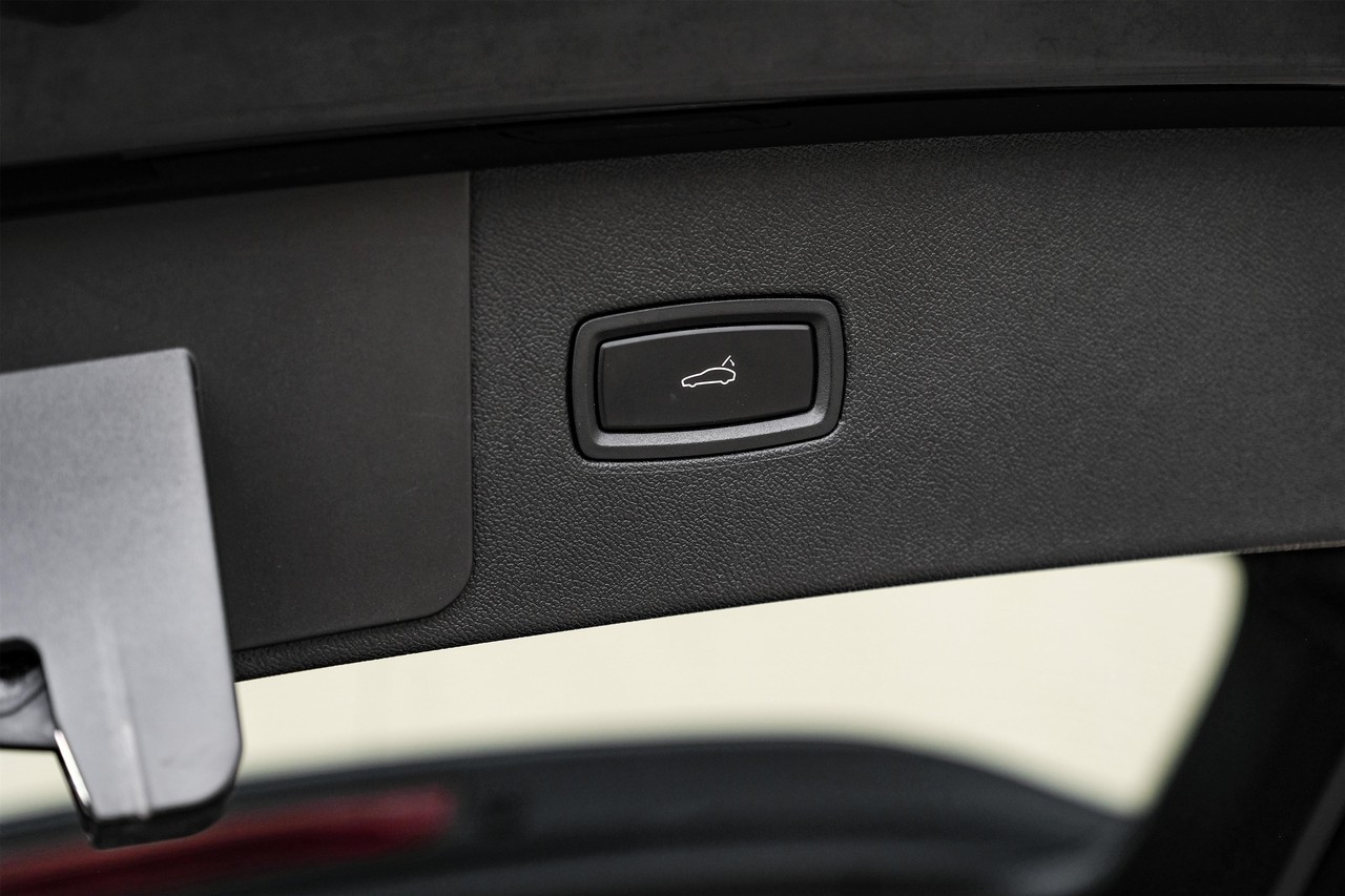 Porsche Cayenne Vehicle Main Gallery Image 48