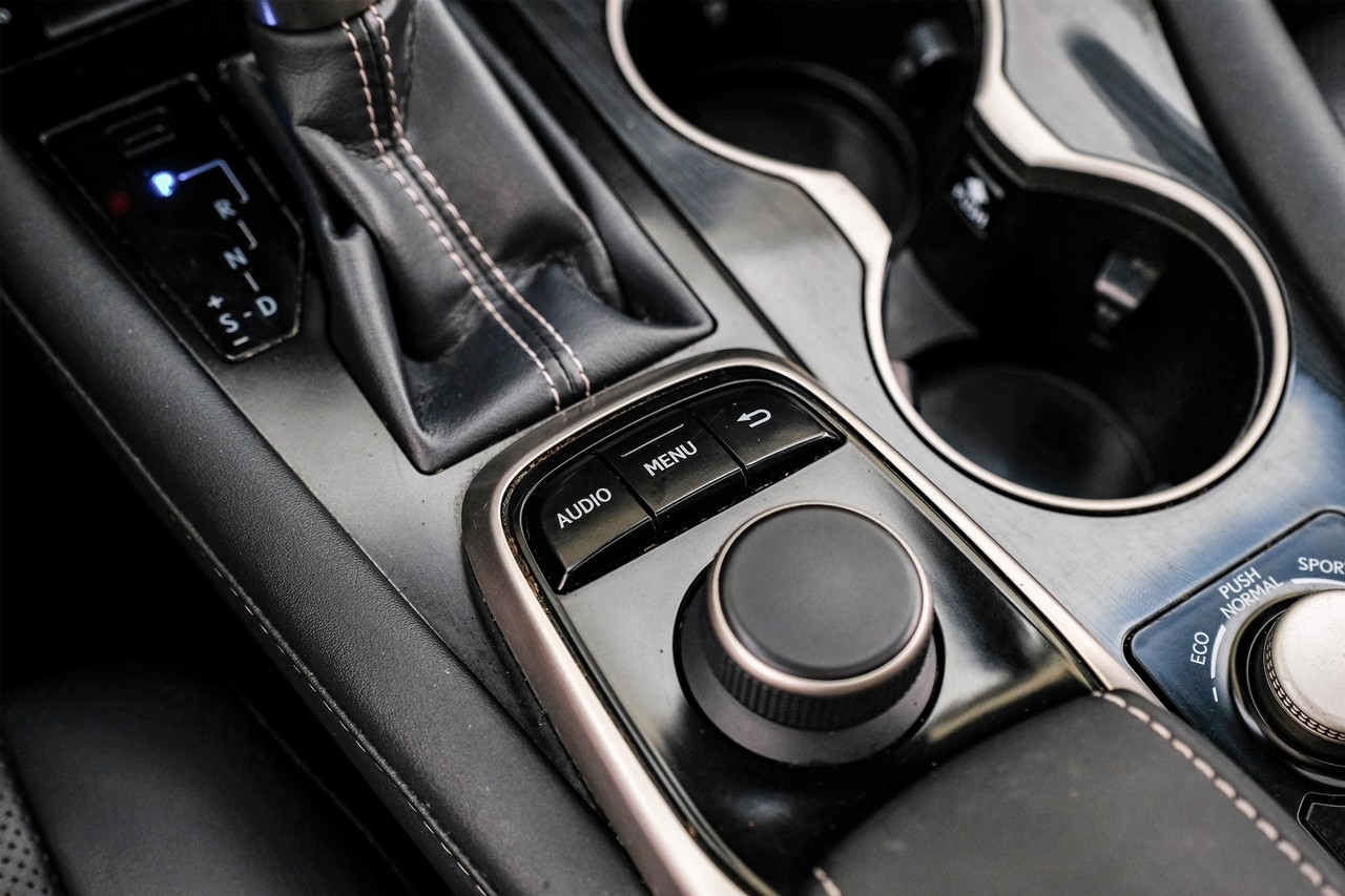 Lexus RX 350 Vehicle Main Gallery Image 26