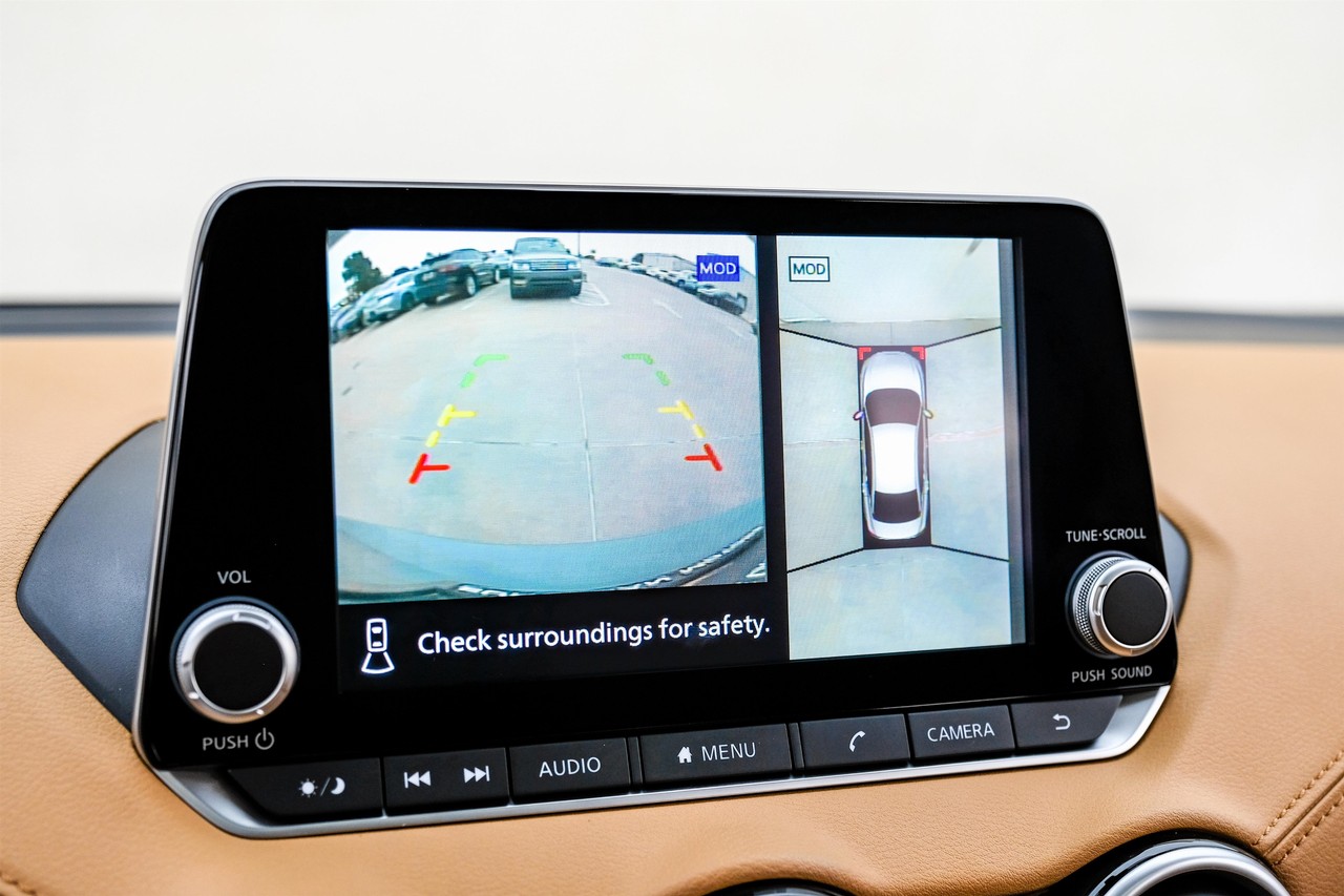 Nissan Sentra Vehicle Main Gallery Image 22