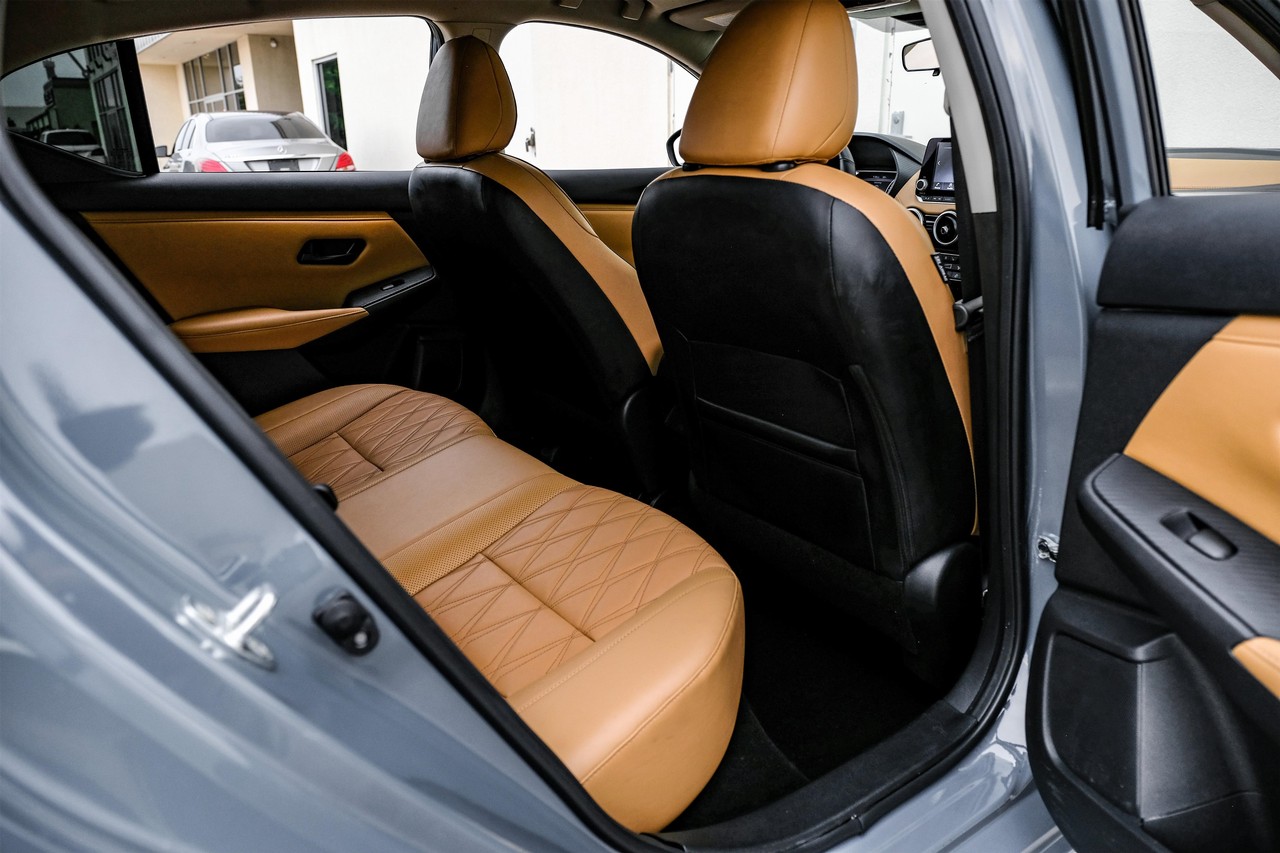 Nissan Sentra Vehicle Main Gallery Image 32