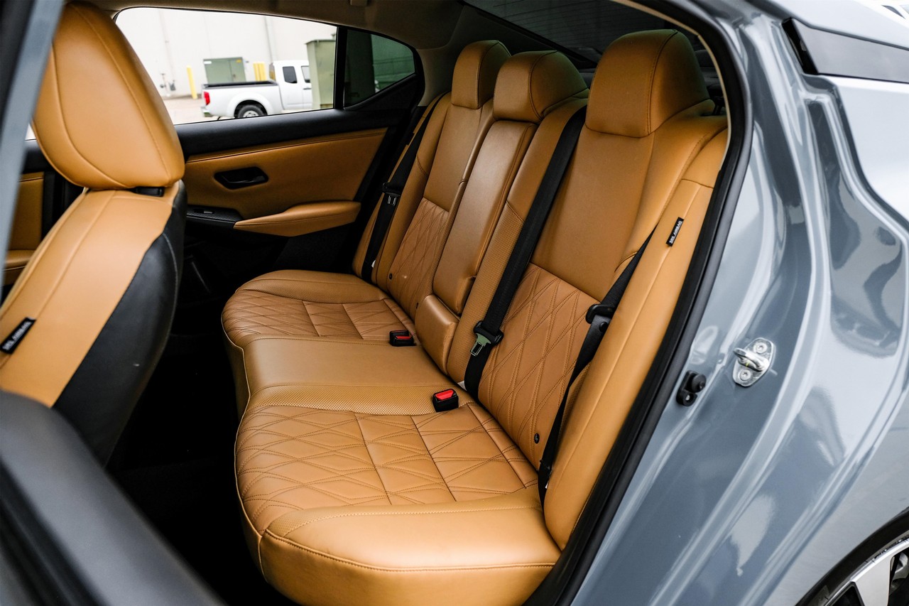 Nissan Sentra Vehicle Main Gallery Image 34
