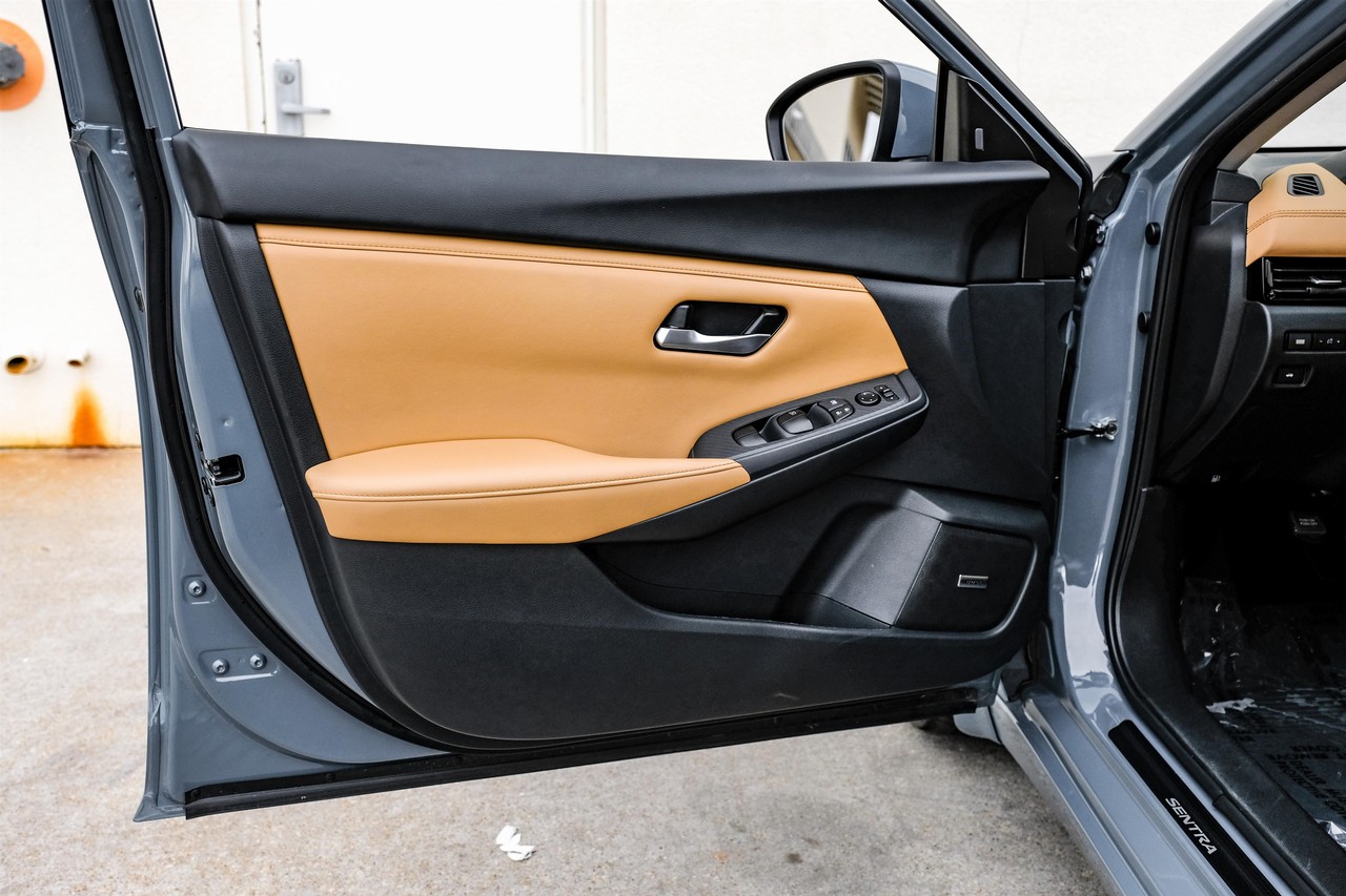 Nissan Sentra Vehicle Main Gallery Image 37