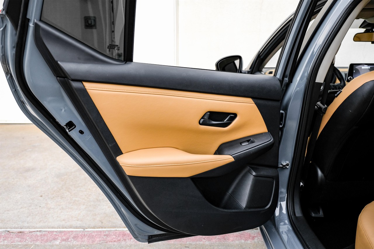 Nissan Sentra Vehicle Main Gallery Image 40