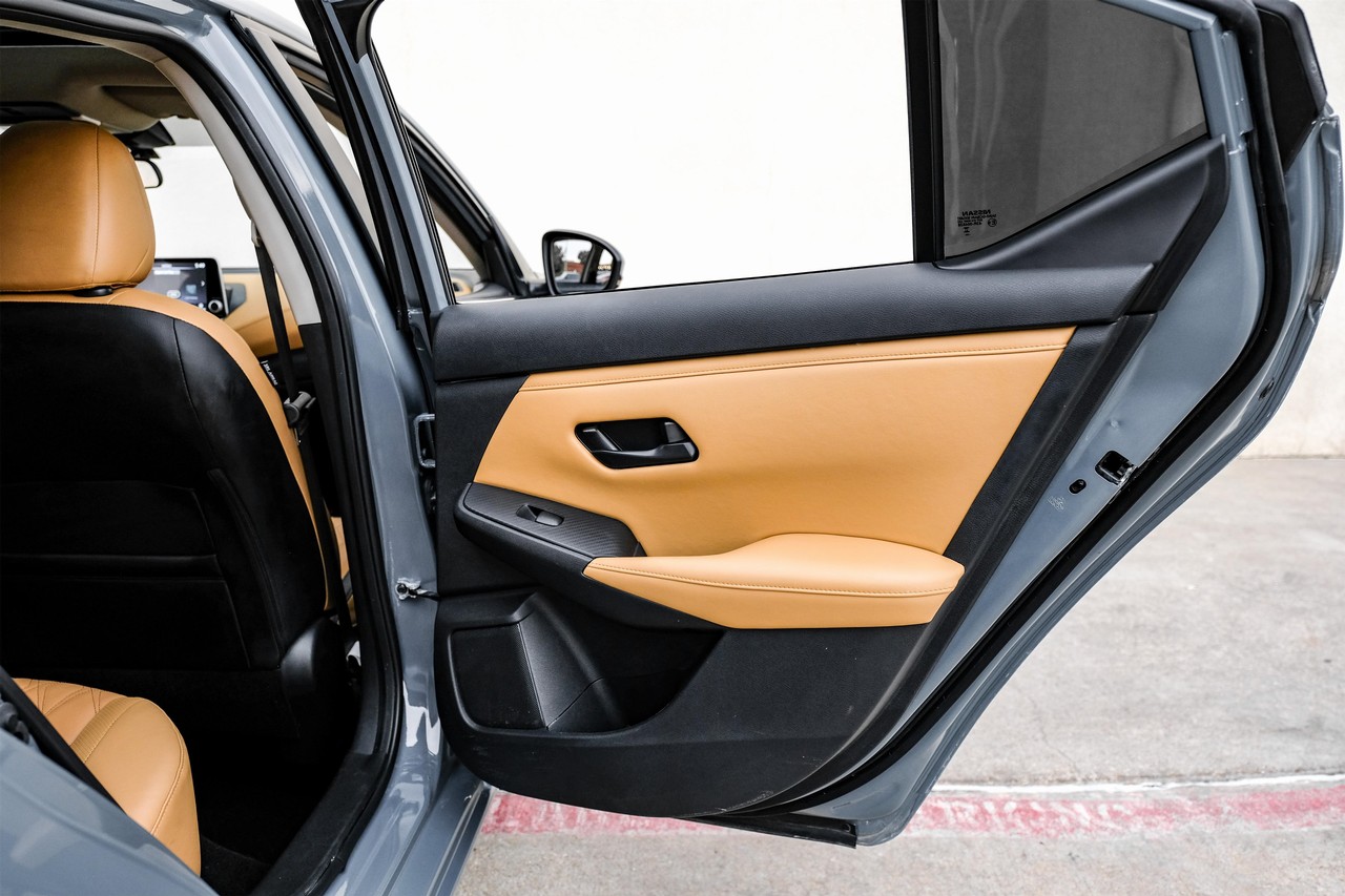 Nissan Sentra Vehicle Main Gallery Image 41