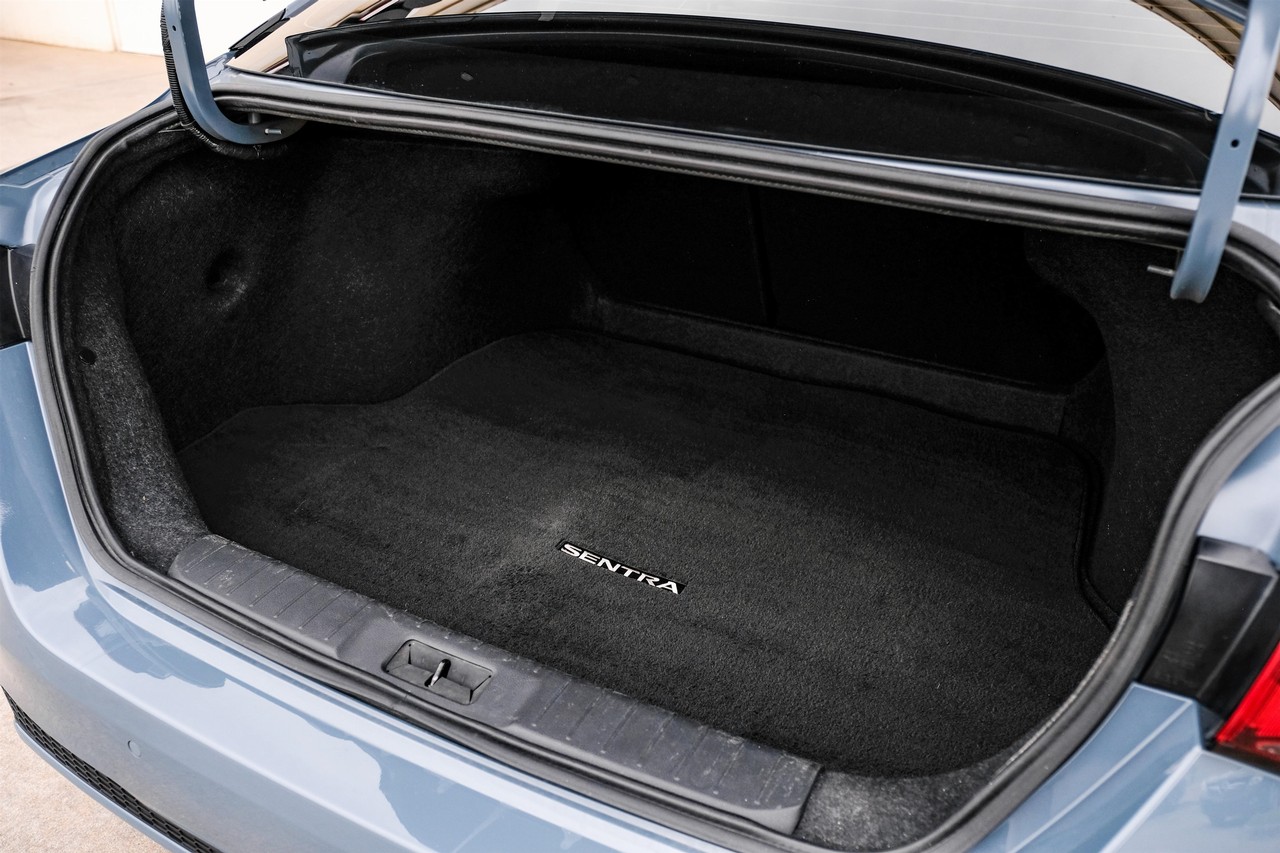 Nissan Sentra Vehicle Main Gallery Image 44