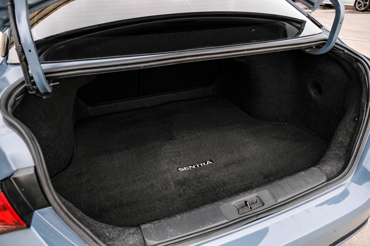 Nissan Sentra Vehicle Main Gallery Image 45