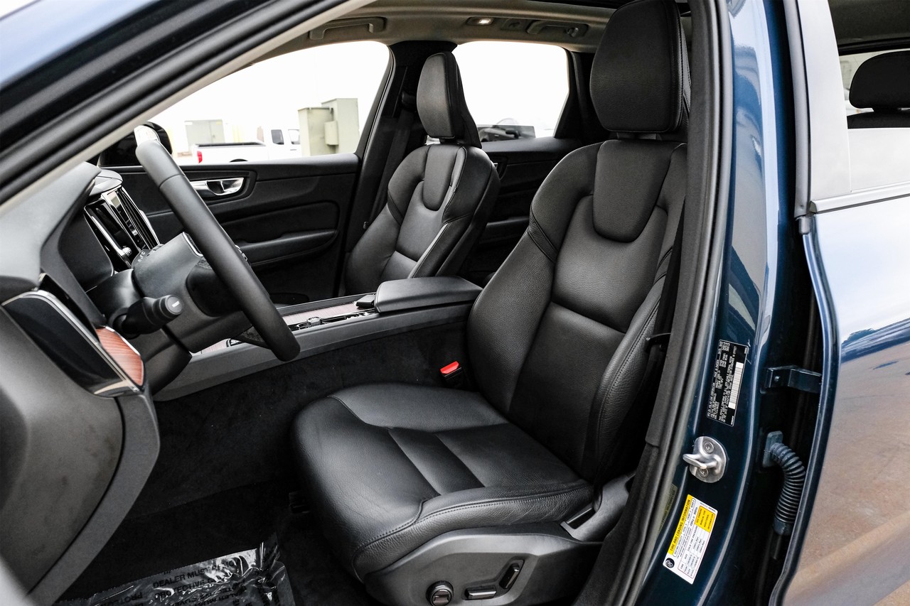 Volvo XC60 Vehicle Main Gallery Image 04