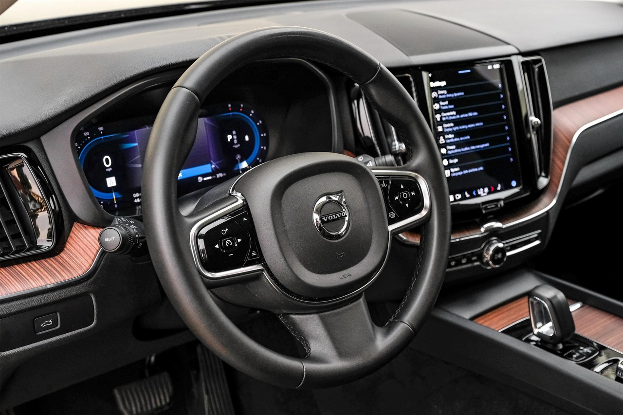 Volvo XC60 Vehicle Main Gallery Image 15