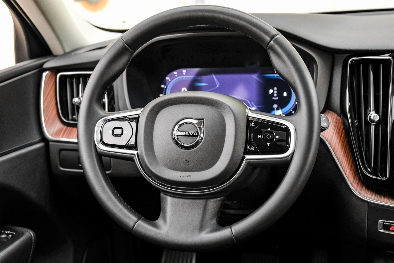 Volvo XC60 Vehicle Main Gallery Image 16