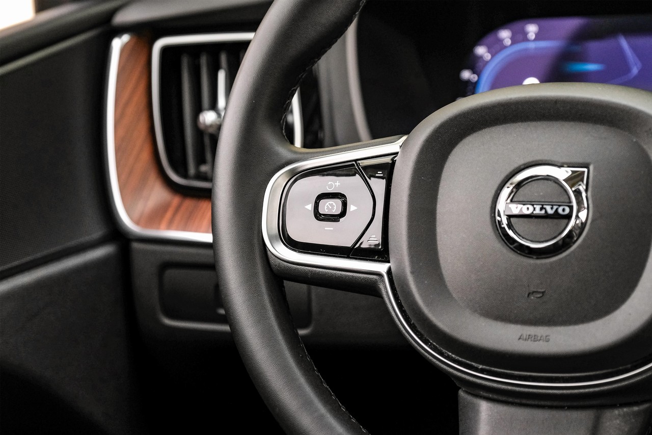 Volvo XC60 Vehicle Main Gallery Image 17