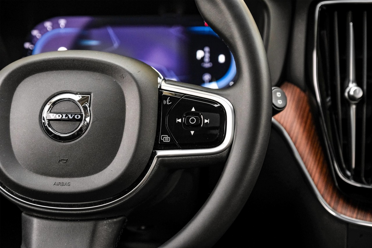 Volvo XC60 Vehicle Main Gallery Image 18