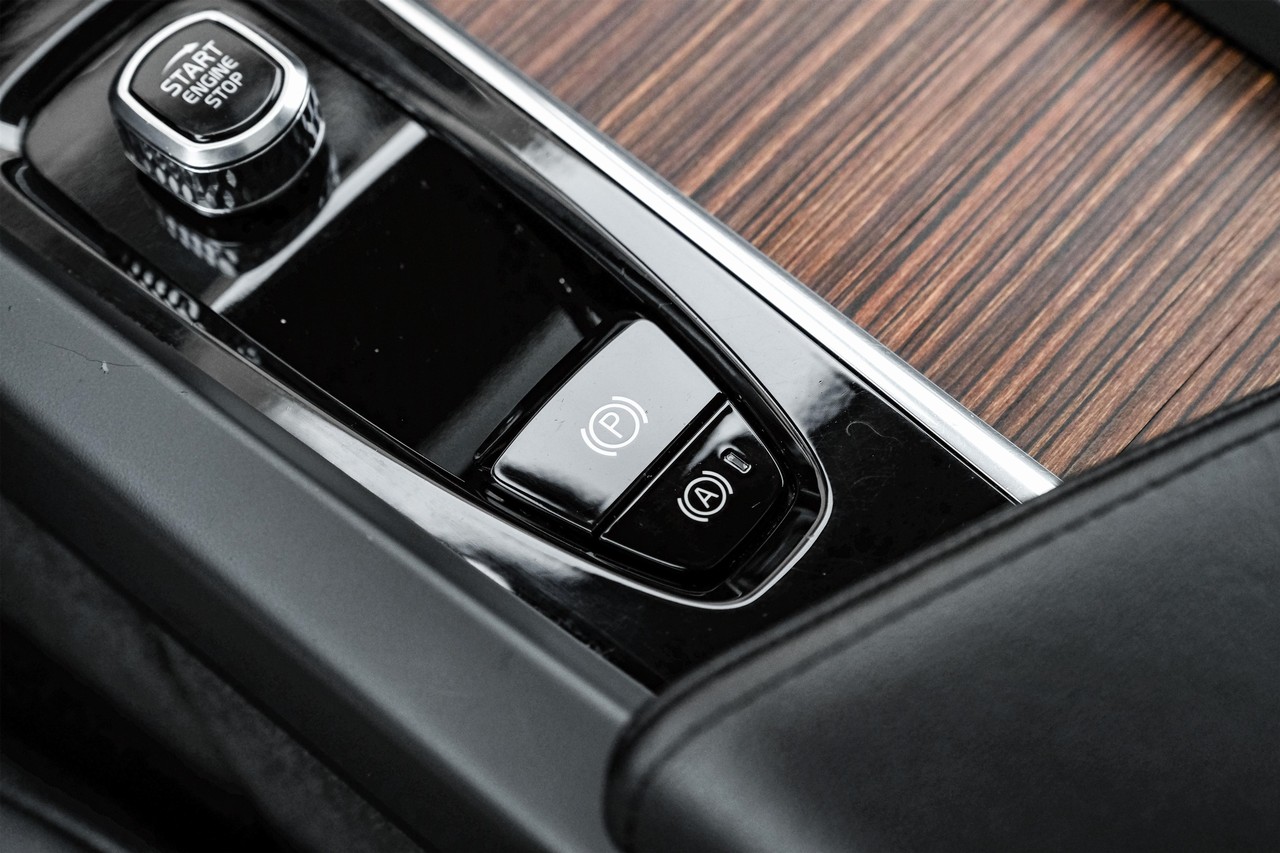 Volvo XC60 Vehicle Main Gallery Image 24
