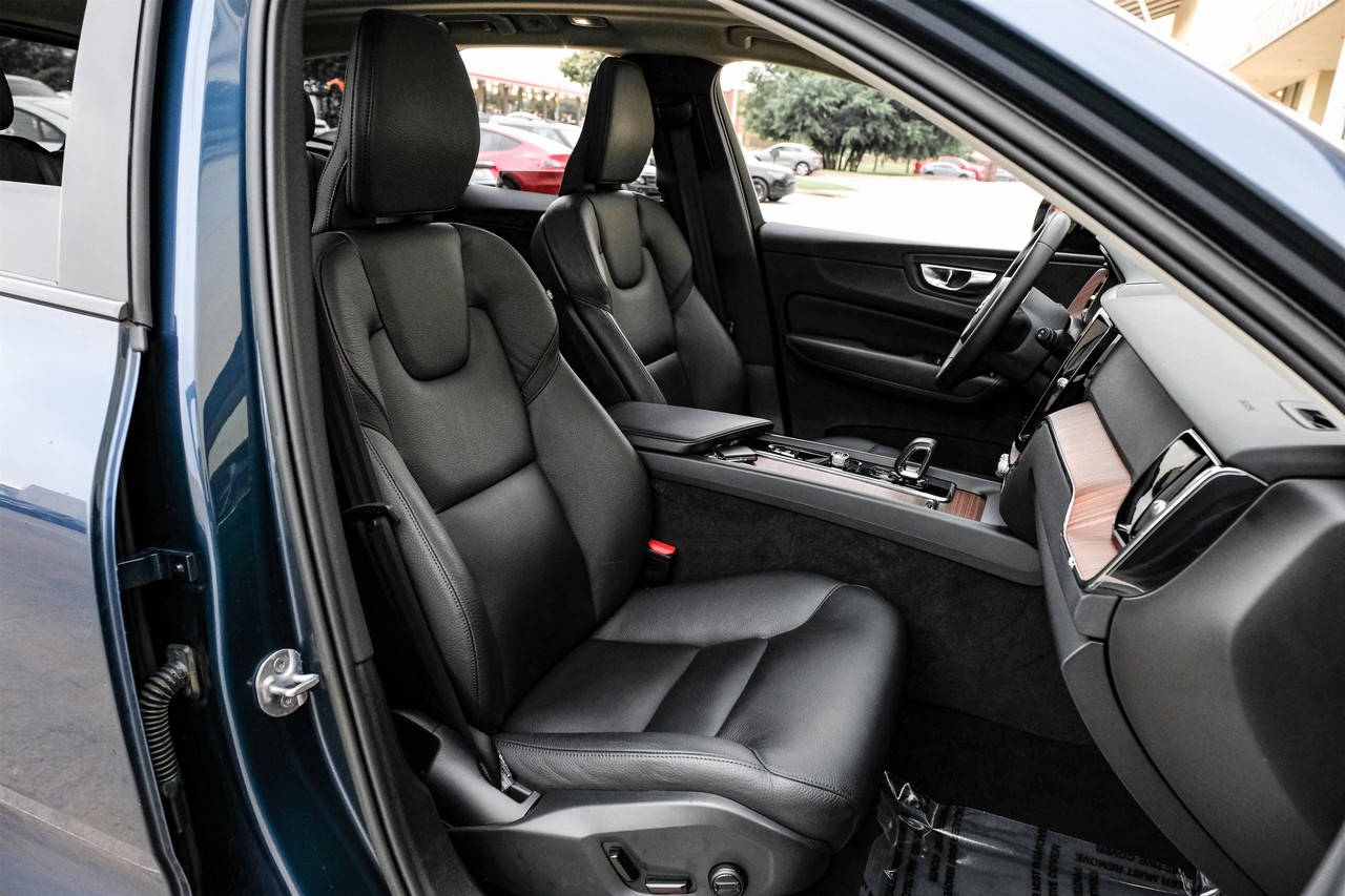 Volvo XC60 Vehicle Main Gallery Image 32