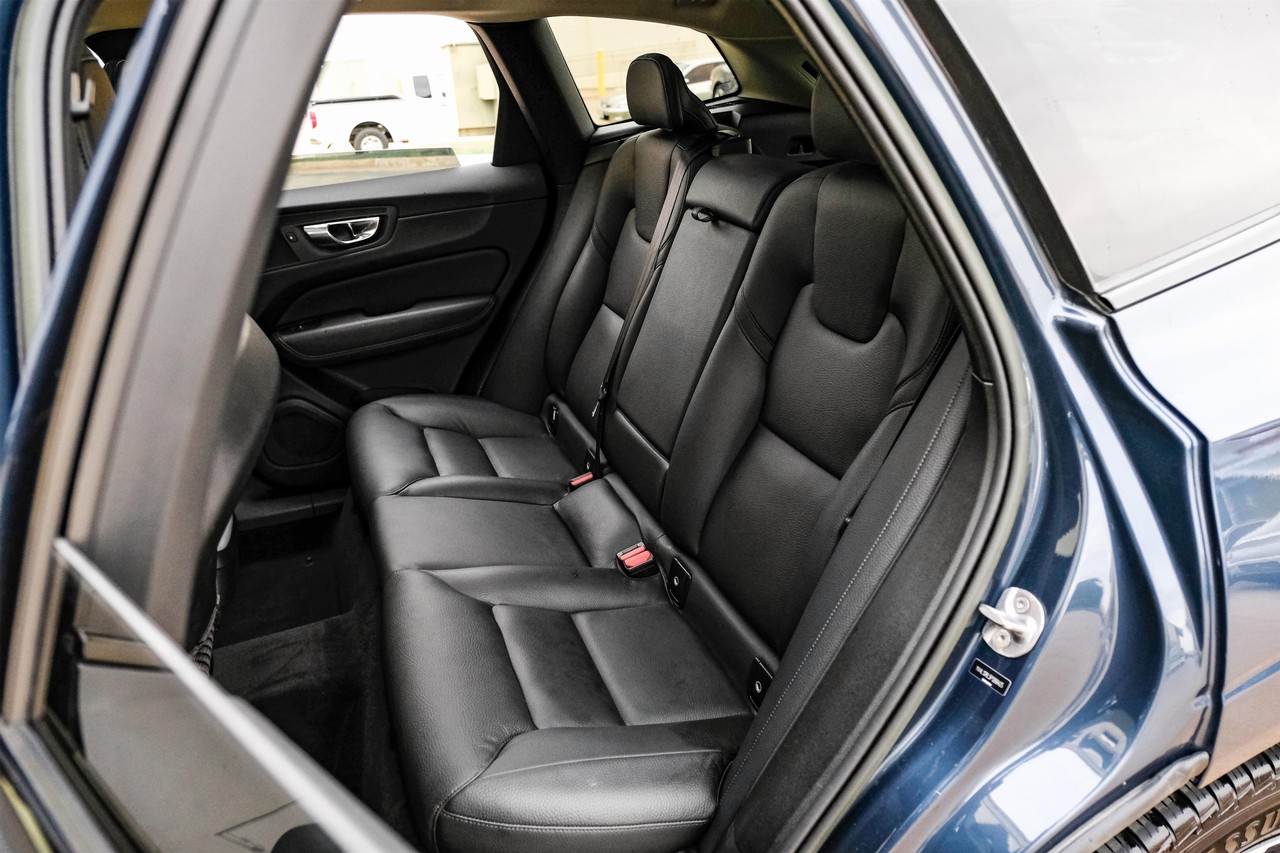 Volvo XC60 Vehicle Main Gallery Image 36