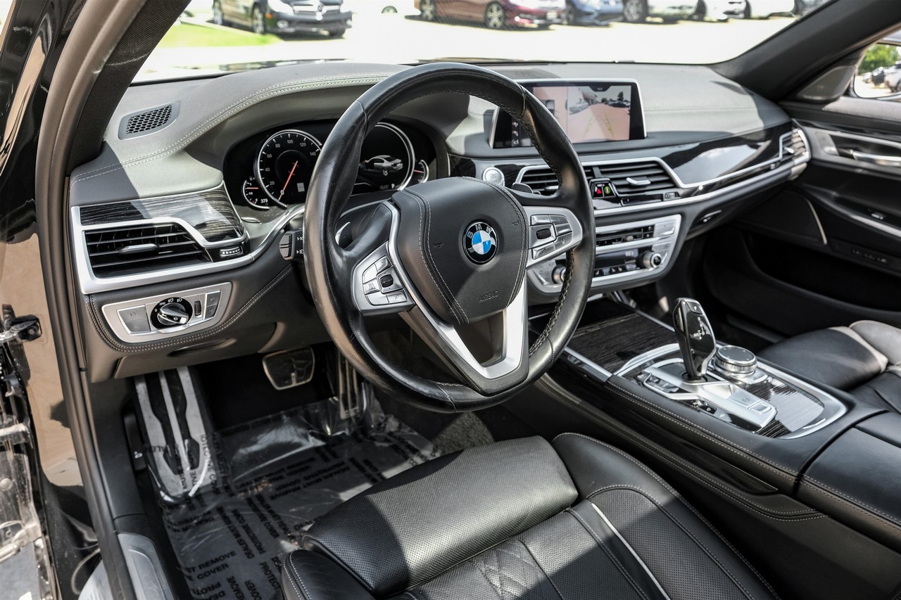 BMW 750i xDrive Vehicle Main Gallery Image 03
