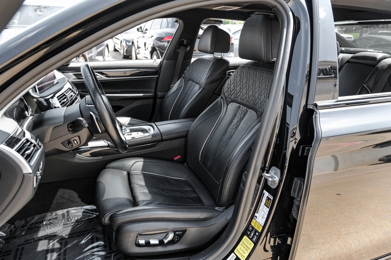 BMW 750i xDrive Vehicle Main Gallery Image 04
