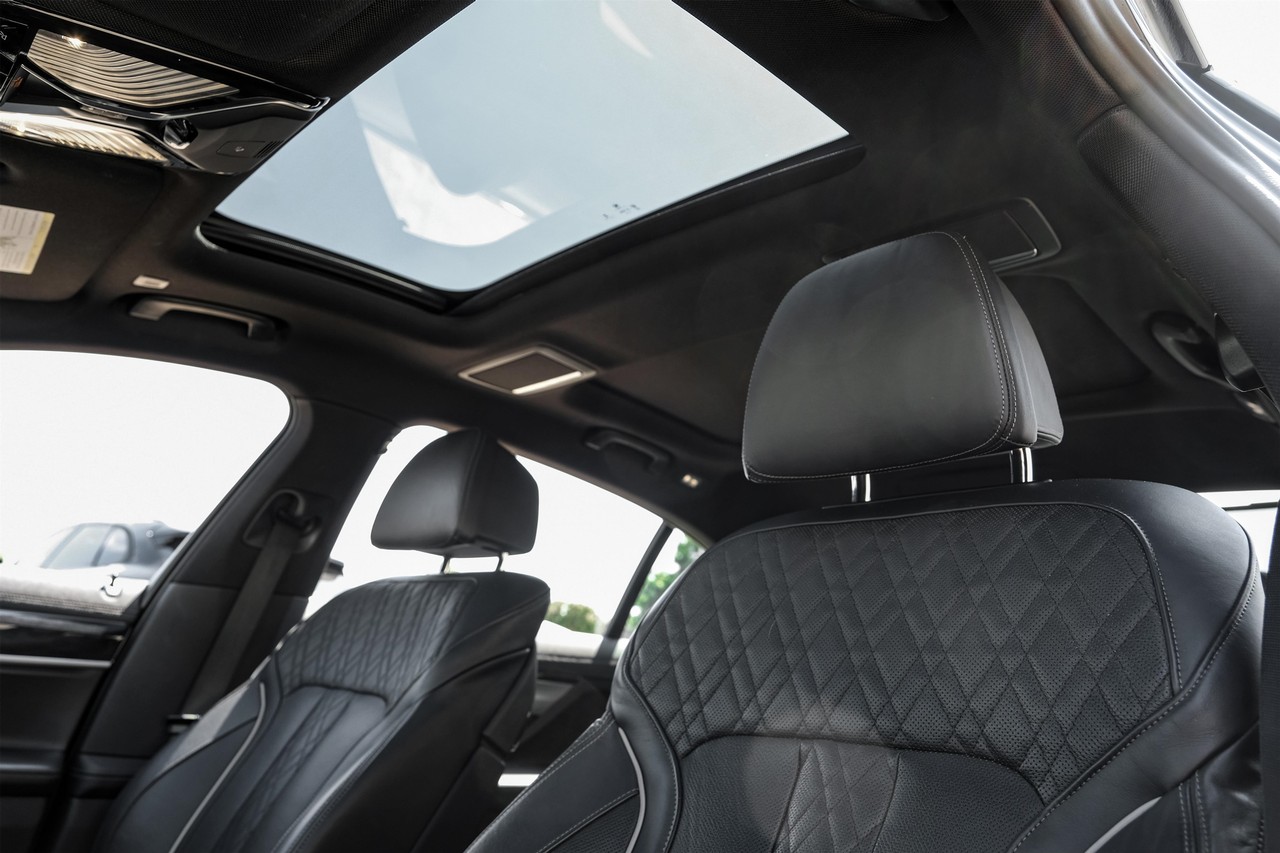 BMW 750i xDrive Vehicle Main Gallery Image 05