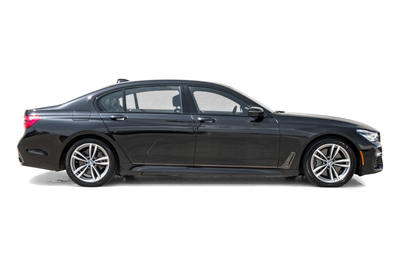 BMW 750i xDrive Vehicle Main Gallery Image 08