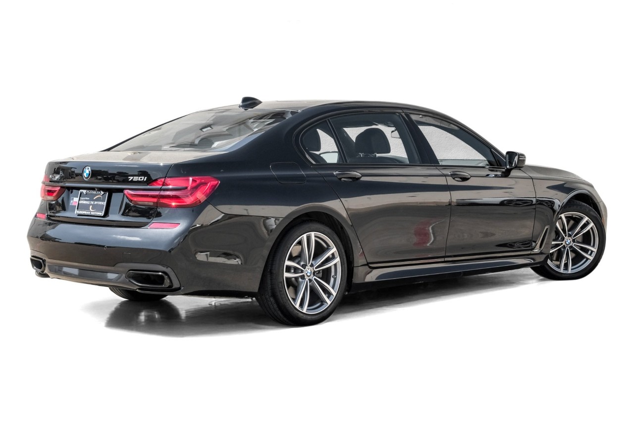 BMW 750i xDrive Vehicle Main Gallery Image 09