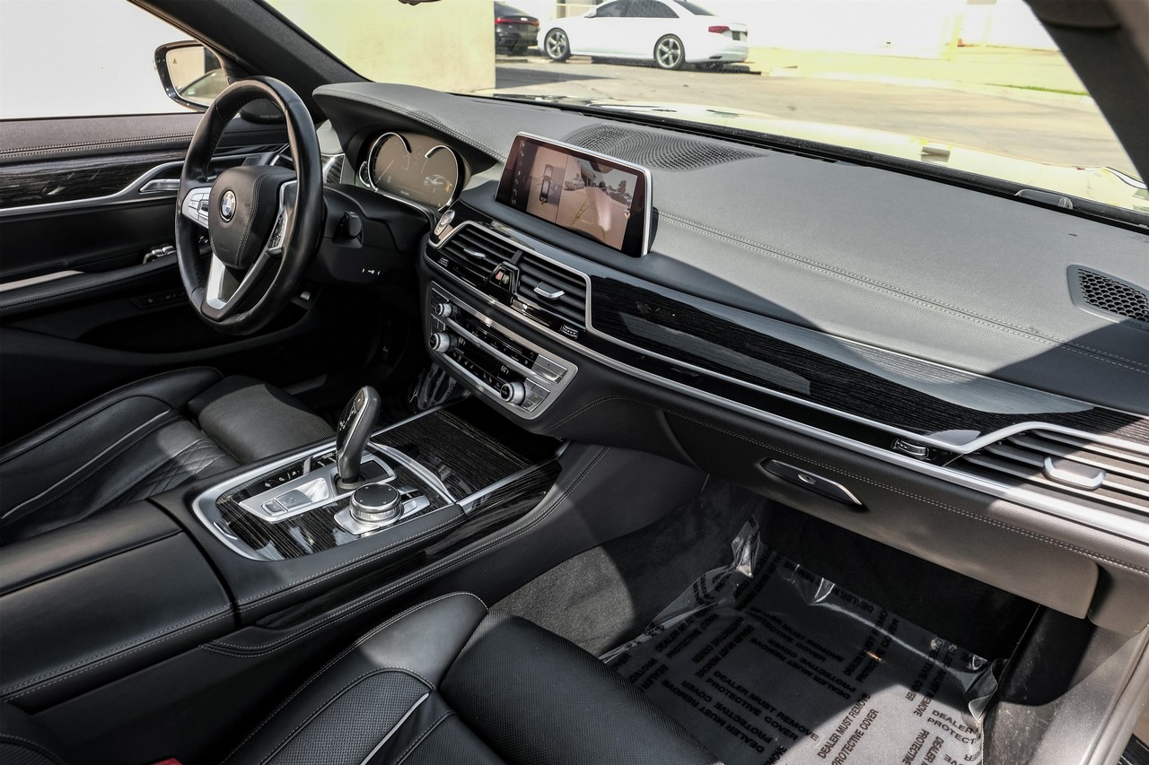 BMW 750i xDrive Vehicle Main Gallery Image 12