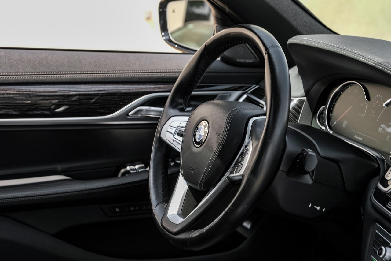 BMW 750i xDrive Vehicle Main Gallery Image 13