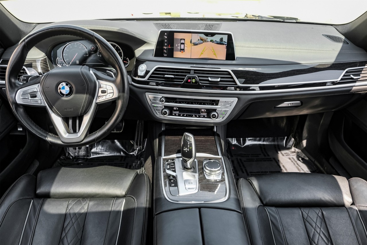 BMW 750i xDrive Vehicle Main Gallery Image 14