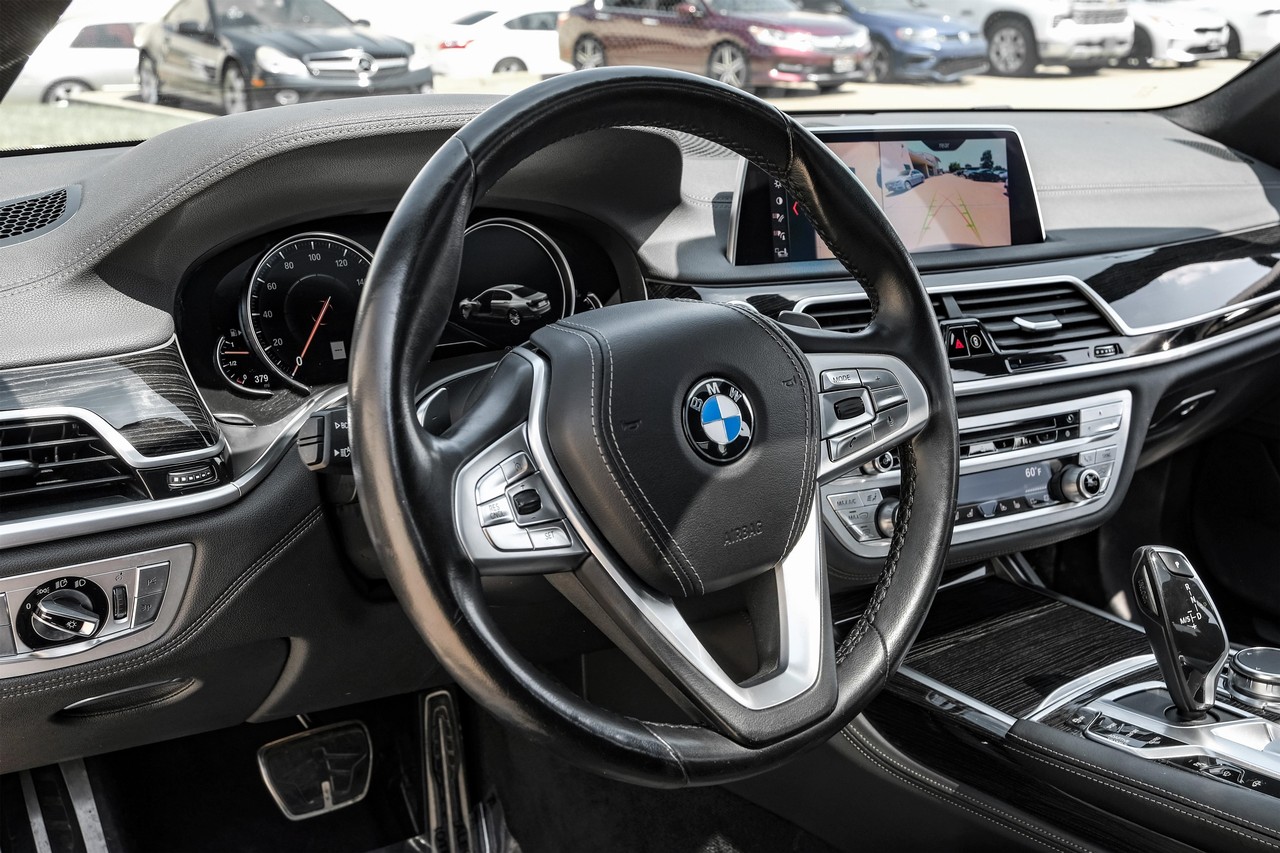 BMW 750i xDrive Vehicle Main Gallery Image 15