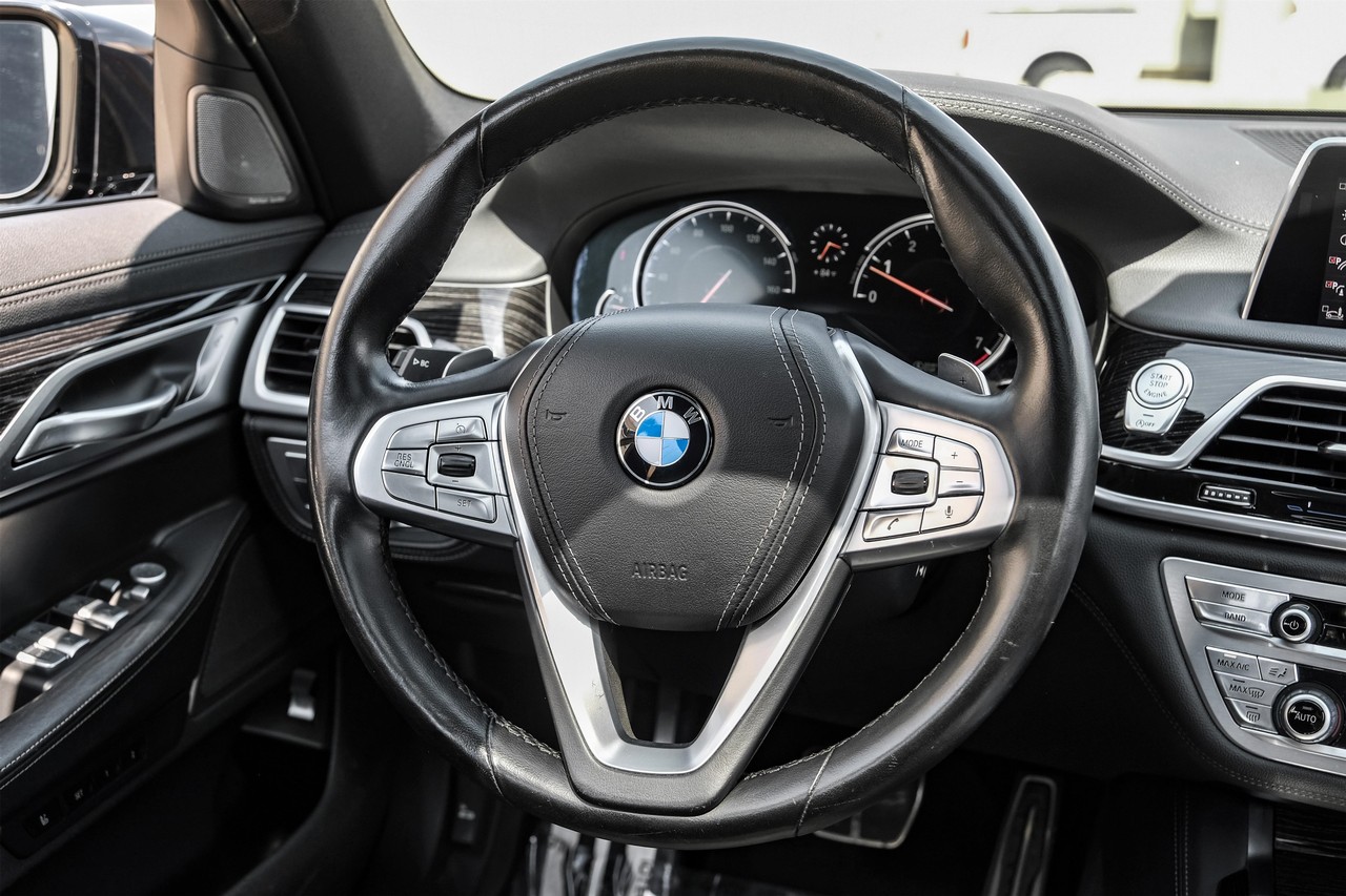 BMW 750i xDrive Vehicle Main Gallery Image 16