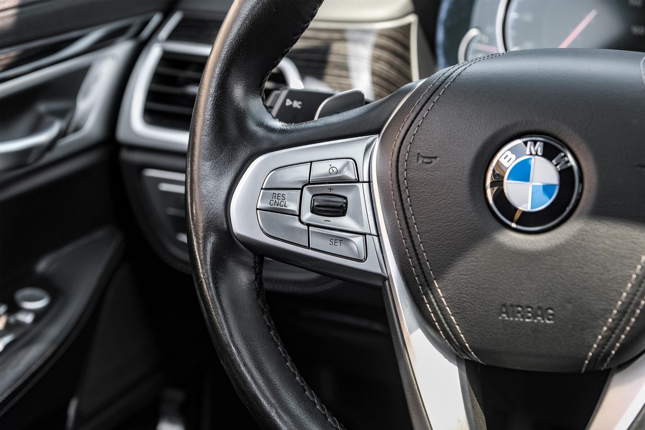 BMW 750i xDrive Vehicle Main Gallery Image 17