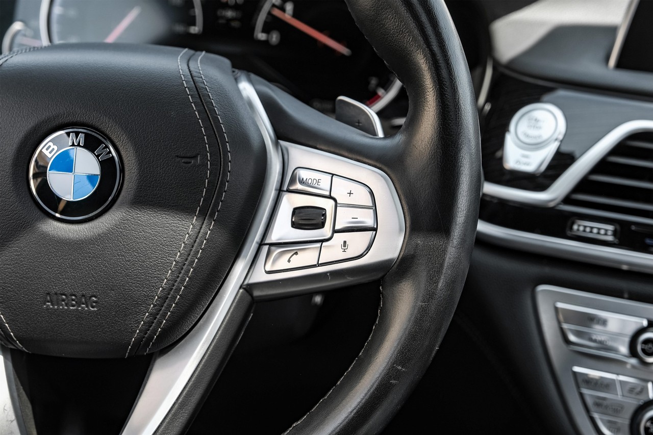 BMW 750i xDrive Vehicle Main Gallery Image 18