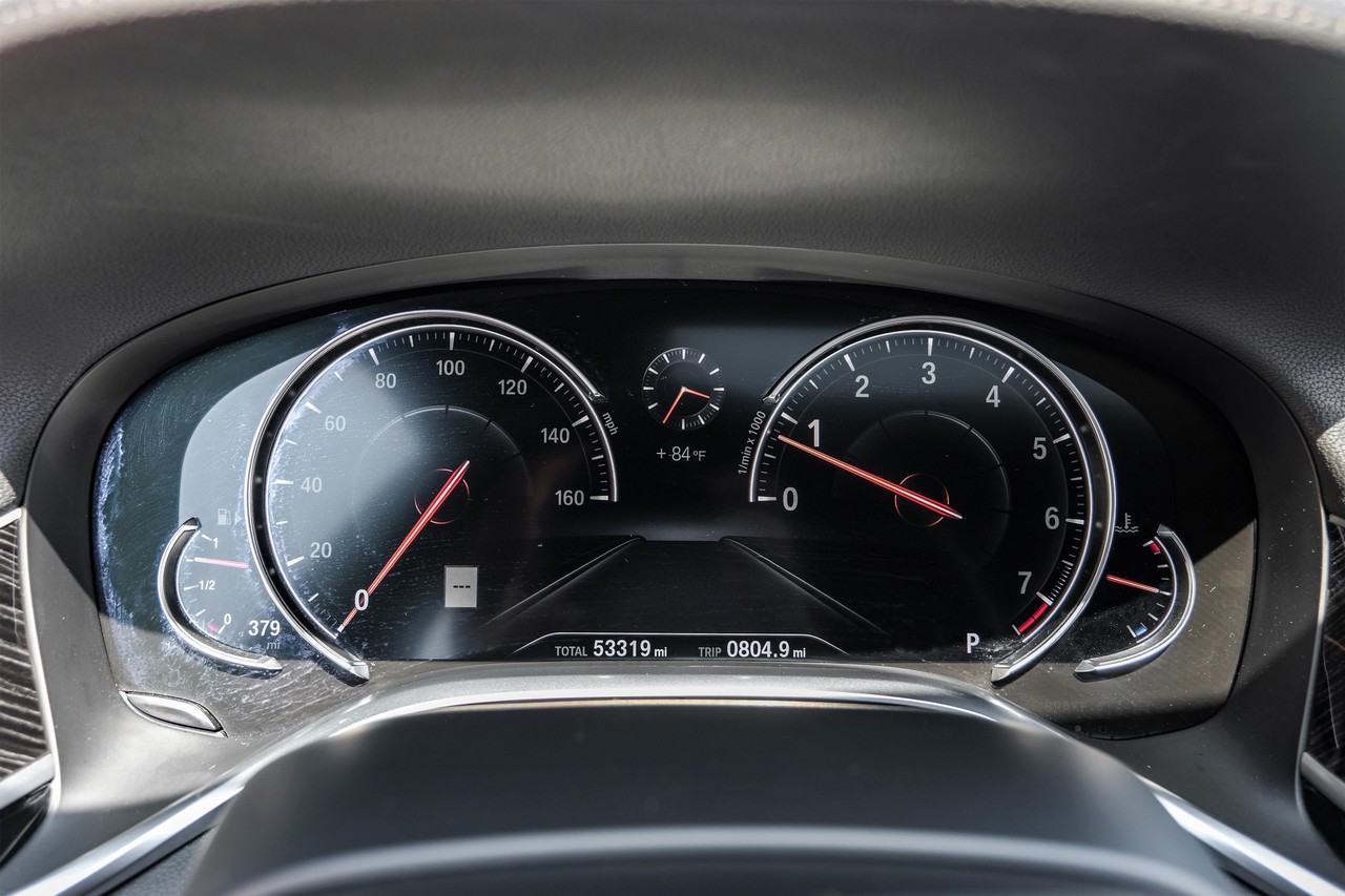 BMW 750i xDrive Vehicle Main Gallery Image 19