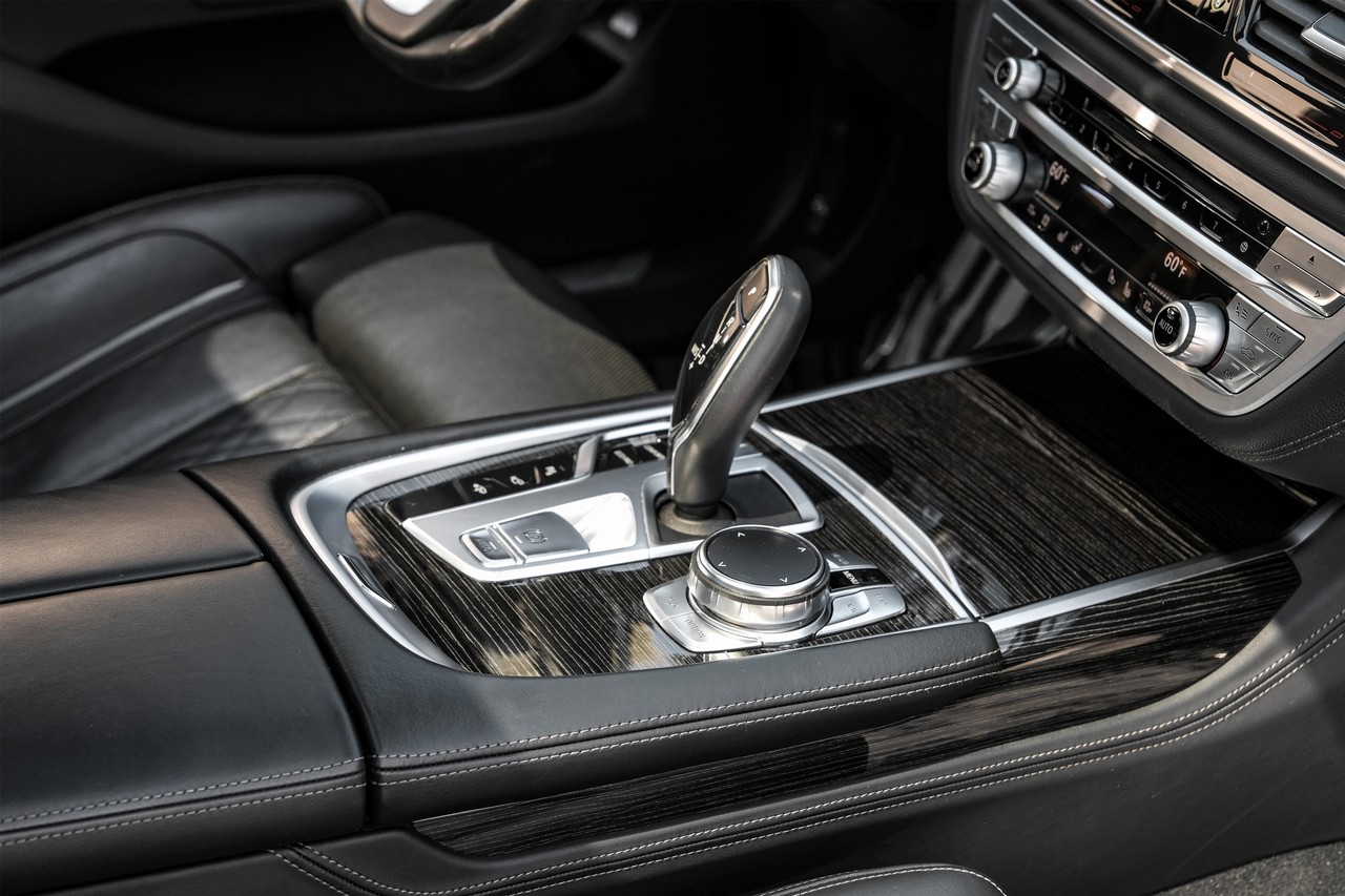 BMW 750i xDrive Vehicle Main Gallery Image 21